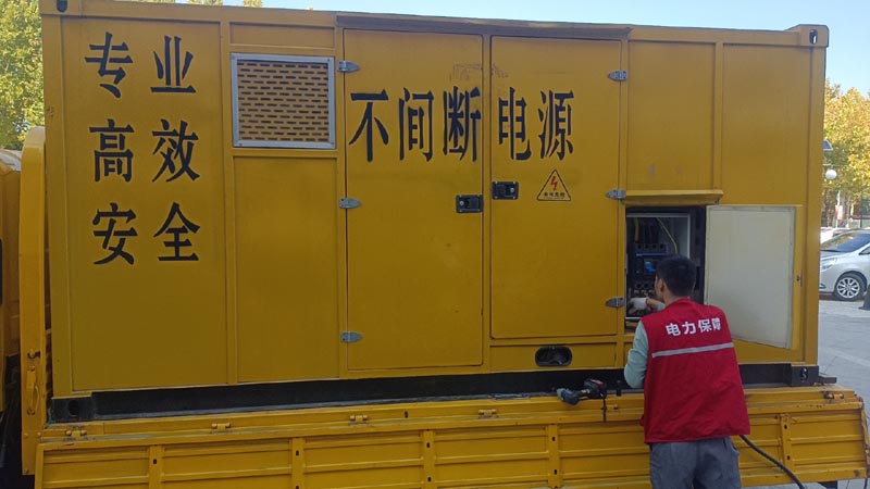 河东柴油发电机组和UPS电源配合使用时，如何避免切换过程中的电力中断？